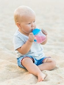 Baby im Sand ohne Baby Strandmuschel