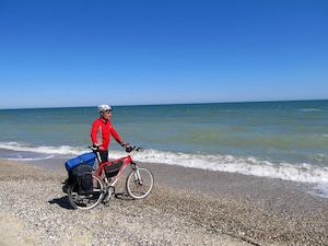 Fahrradfahrrer transportiert Strandmuschel